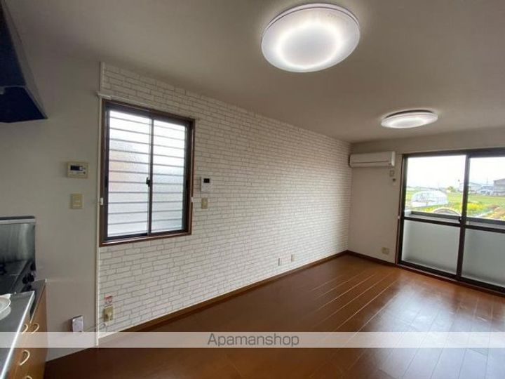 香川県高松市東山崎町の賃貸アパートの居間