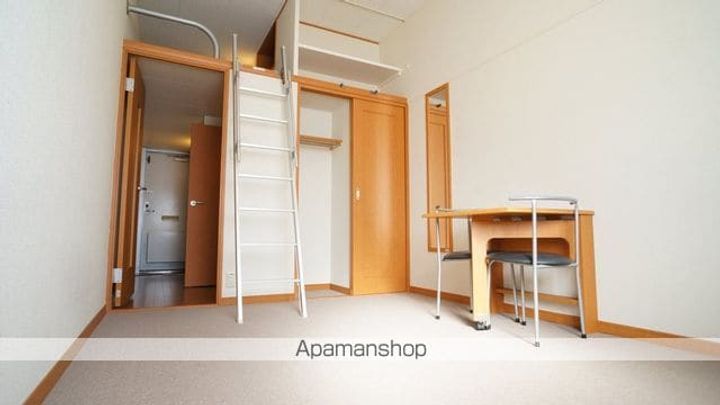 レオパレストラッドの居間
