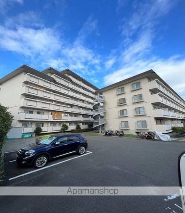 北野田大発マンションB棟の外観