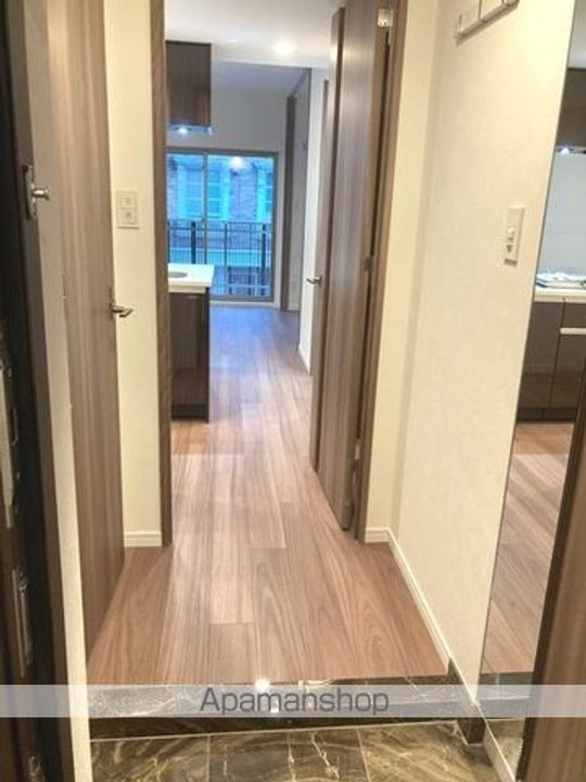 東京都北区赤羽1丁目の賃貸マンションの玄関