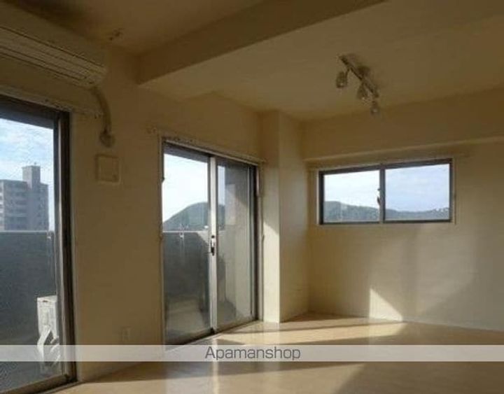 香川県高松市花園町1丁目の賃貸マンションの居間