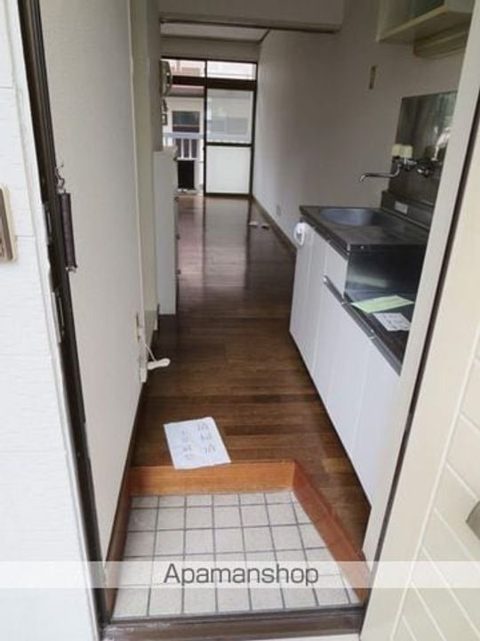 ホワイトコーポ105の玄関