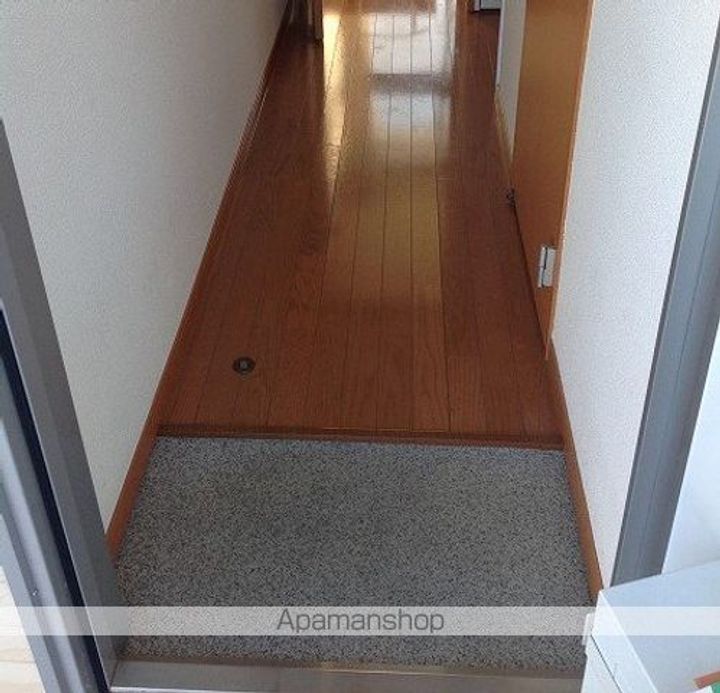 レオパレスホワイト バーチの玄関