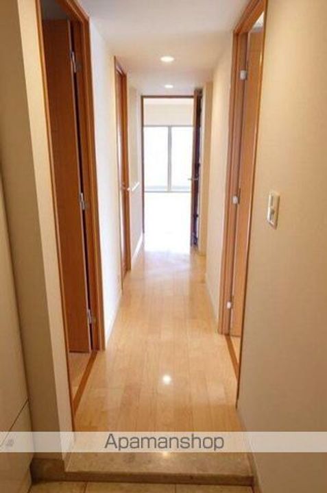 東京都中野区中央2丁目の賃貸マンションの玄関