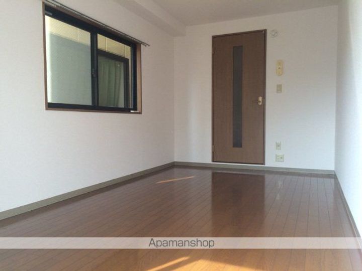 ルミエールカーナ301号室の居間