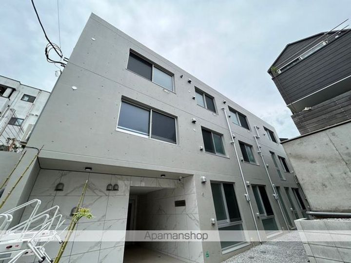 東京都中野区松が丘1丁目の賃貸マンションの外観