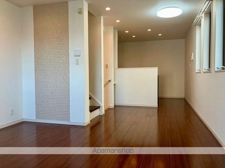 神奈川県横浜市神奈川区上反町2丁目(一戸建)の賃貸物件戸建ての居間