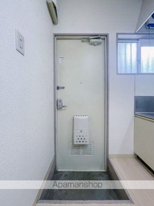新井ハイツの玄関