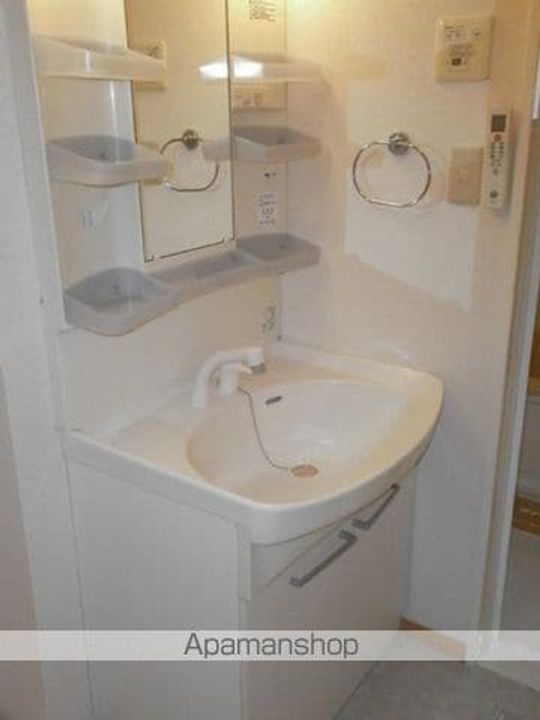 ララ・イーストのその他画像