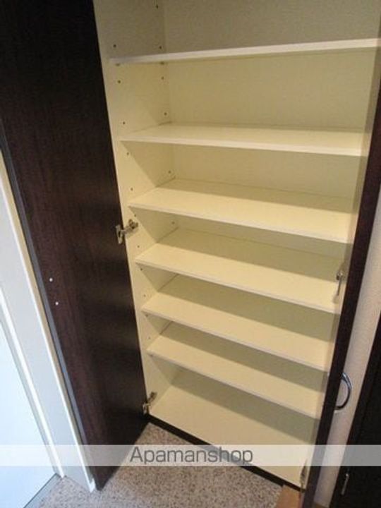 ヴィアーレ八幡三丁目310の玄関