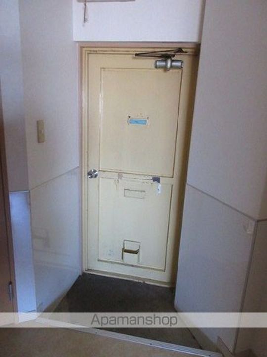 春日ビルの玄関