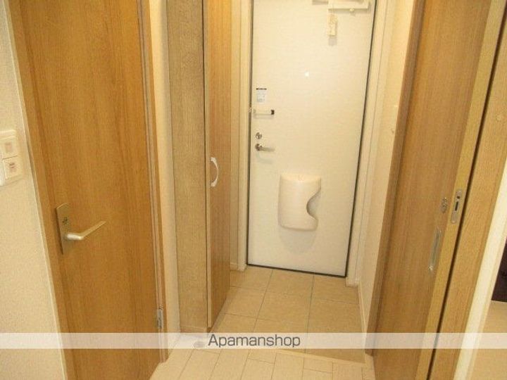 DEMEURE内丸の玄関