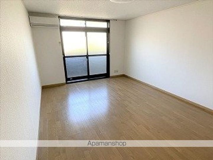 レオパレスフローラの居間