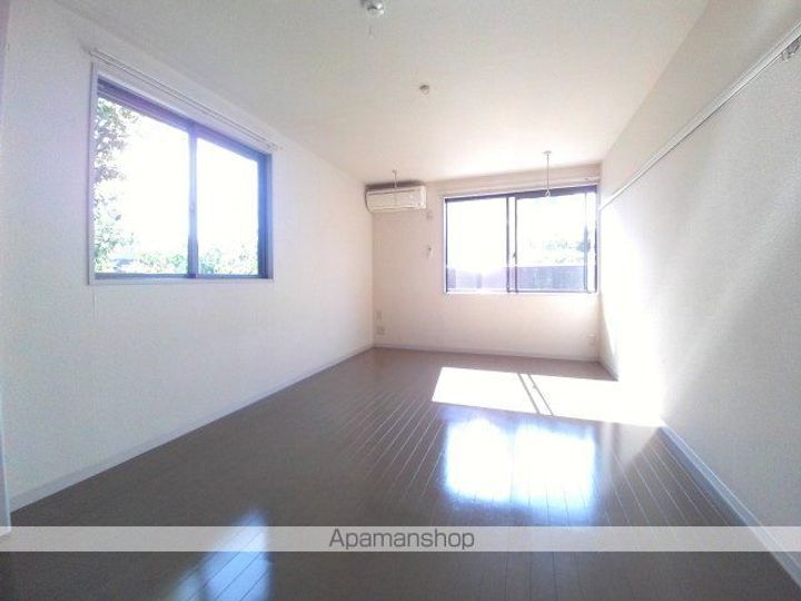 河辺サテライト103の居間