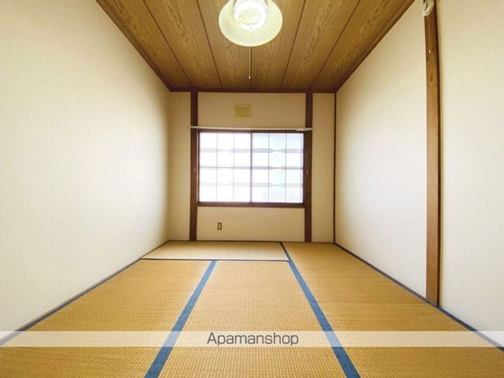 ファミール高野 1号館2F右の内装