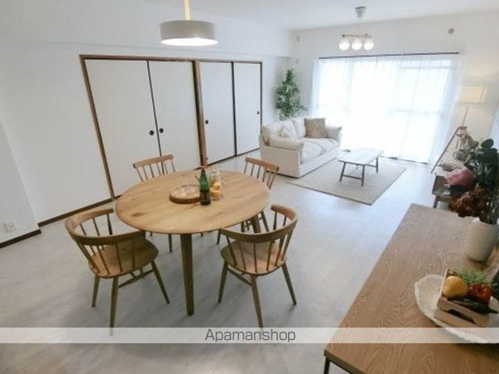 福岡県那珂川市道善1丁目の賃貸マンションの居間