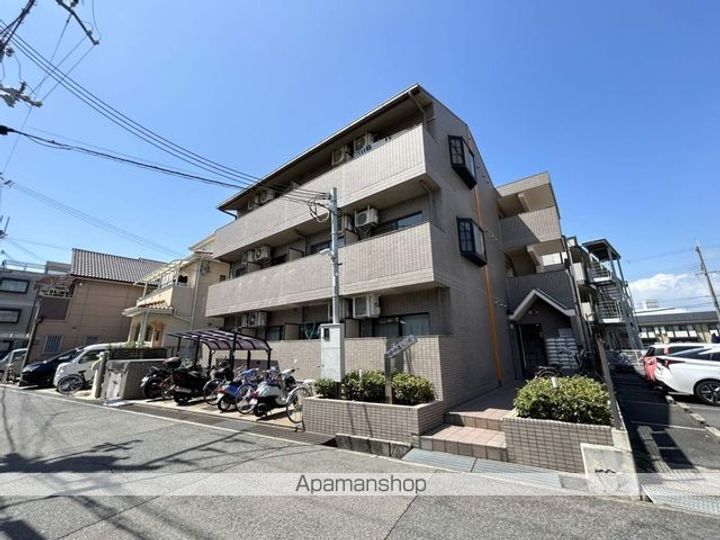 ドミール小松里の外観