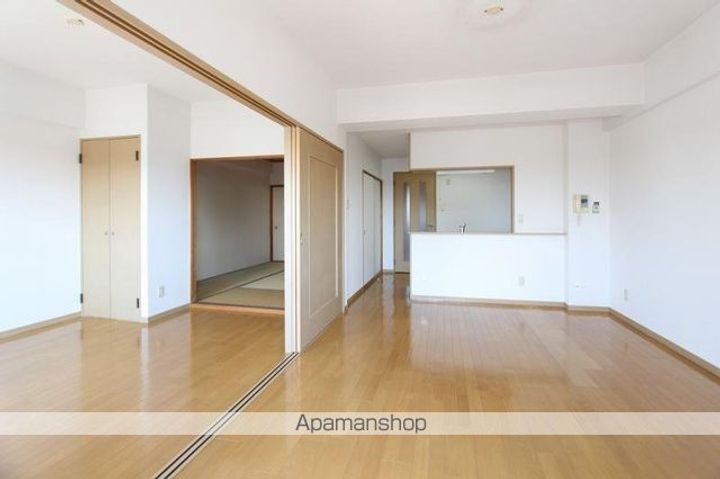 香川県高松市三条町の賃貸マンションの居間