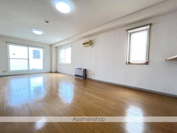 ガーデン人見の居間