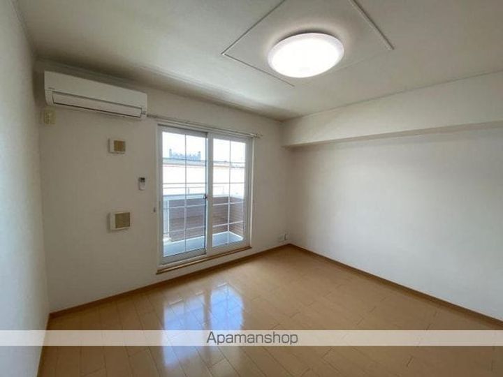 香川県高松市郷東町の賃貸アパートの居間