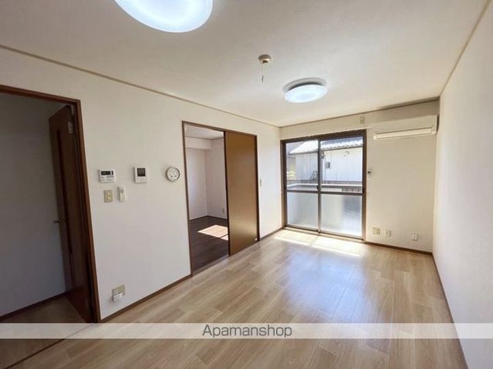 ロイヤルタウン程島 ABCDの居間