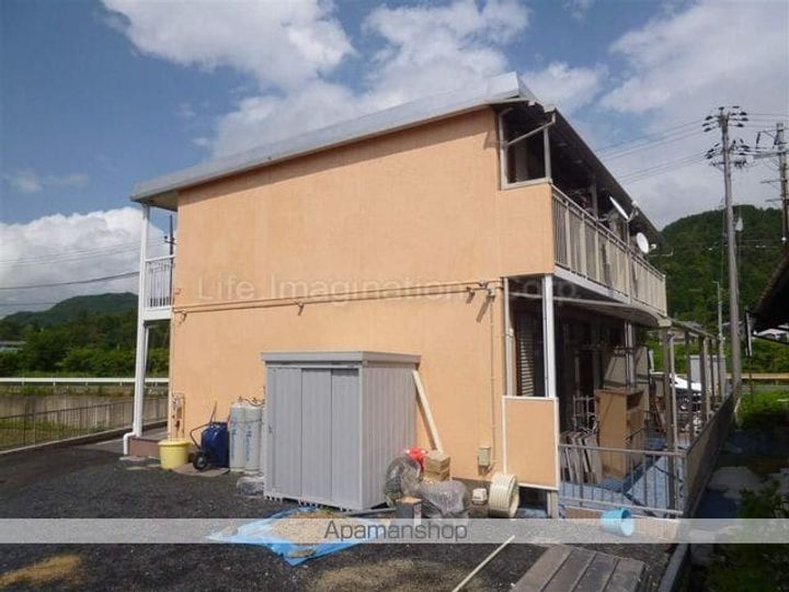 滋賀県甲賀市信楽町勅旨の賃貸アパートの外観