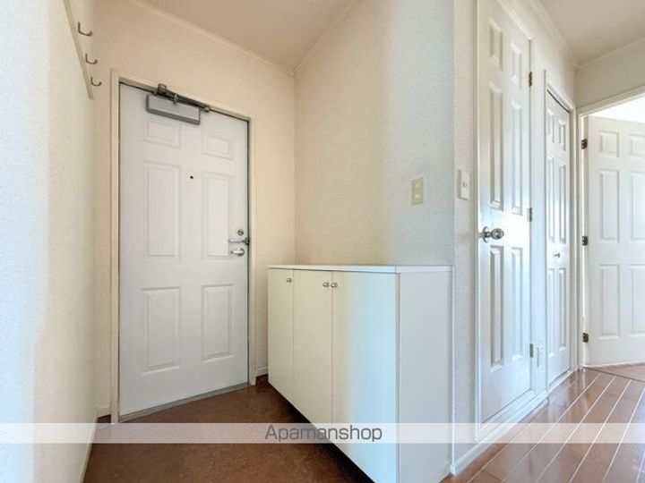 ビラ根岸の玄関