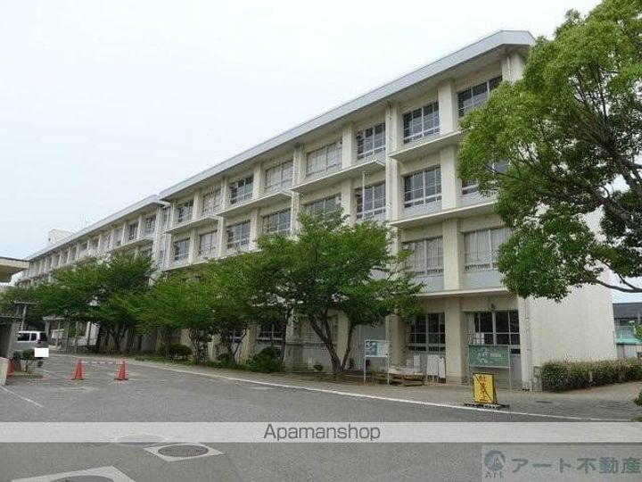 愛媛県松山市西長戸町の賃貸アパートの周辺