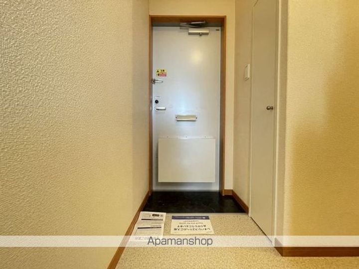 レオパレスエミール美原台 C館208の玄関