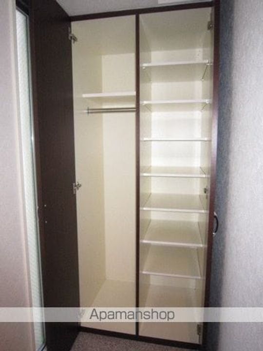 ヴィアーレ八幡三丁目606の玄関