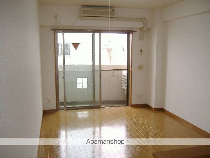 センターイン伊勢町の居間