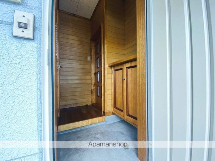 ファミール高野 1号館1F中の玄関