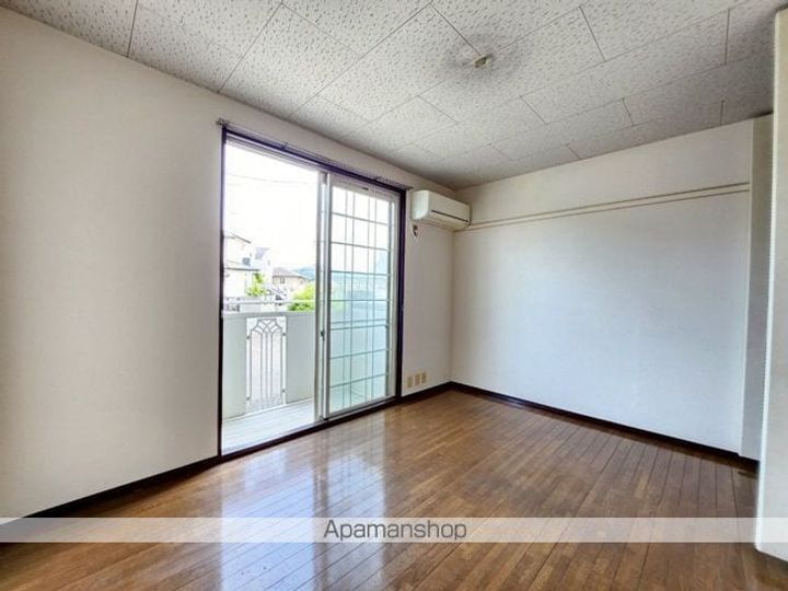 クレストコートA棟103の居間