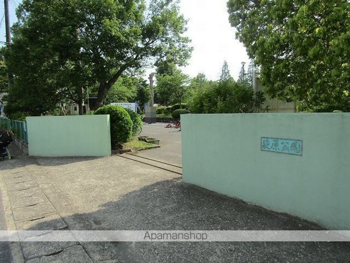 アヴニールⅩⅢの周辺