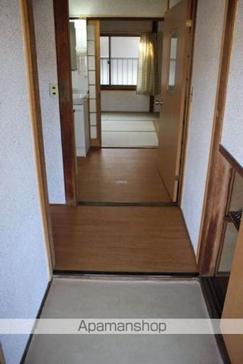 広島県尾道市栗原町の賃貸アパートの玄関