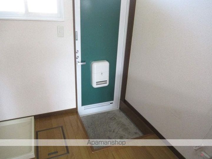 シャトーレオB棟107の玄関