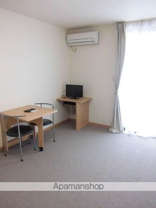 レオパレスラ フォンティーの玄関