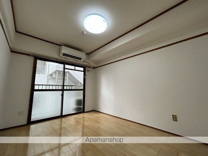アミティ白島402号室の居間