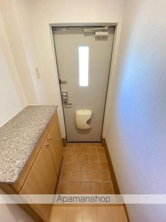 香川県高松市郷東町の賃貸アパートの玄関