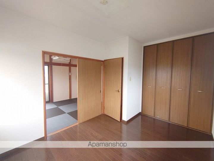 プチパレス竜王101の居間