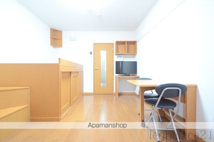 レオパレスシャトレー小石名沢110の居間