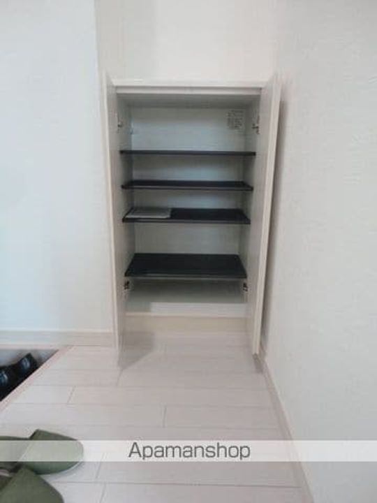 宮城県仙台市青葉区小松島2丁目の賃貸アパートの玄関