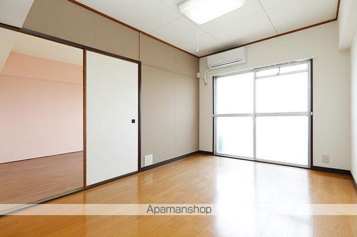 香川県高松市牟礼町牟礼の賃貸マンションの居間