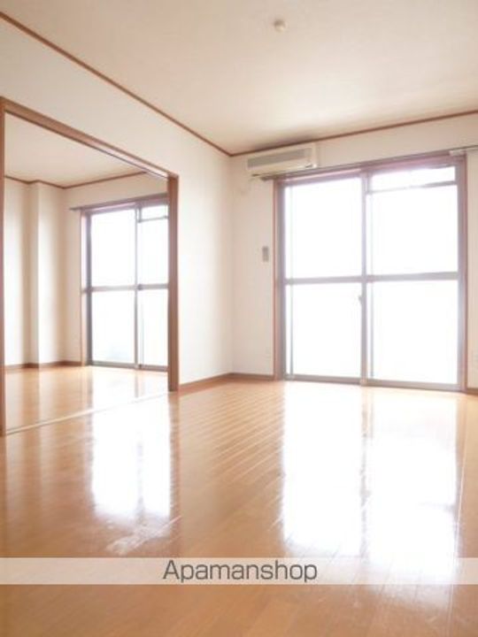 センタービレッジ本町703の居間