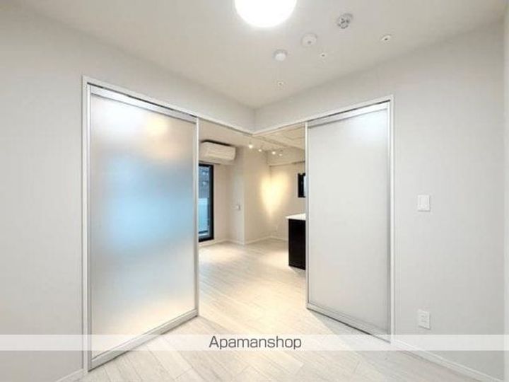 東京都新宿区四谷三栄町の賃貸マンションの居間