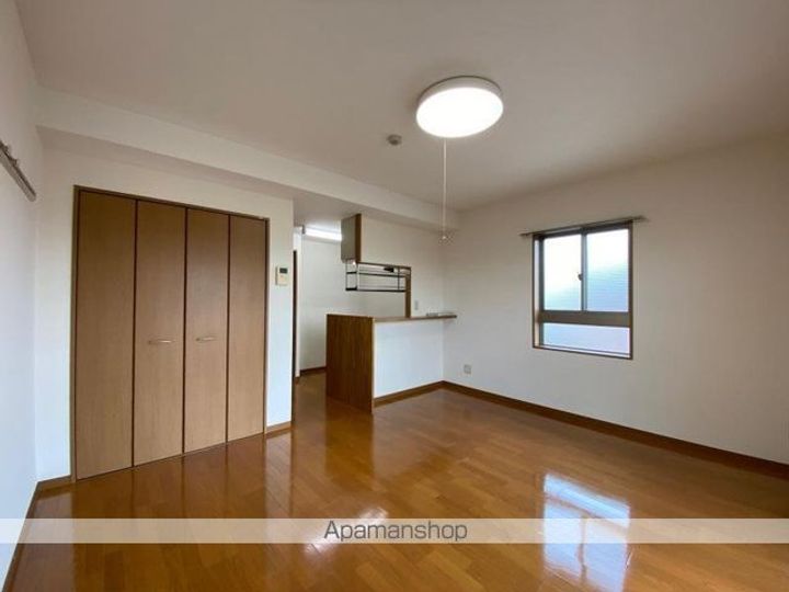 サクシードU.101の居間