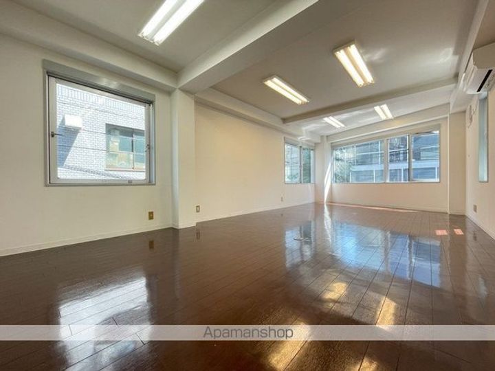 ラムテックビルの居間