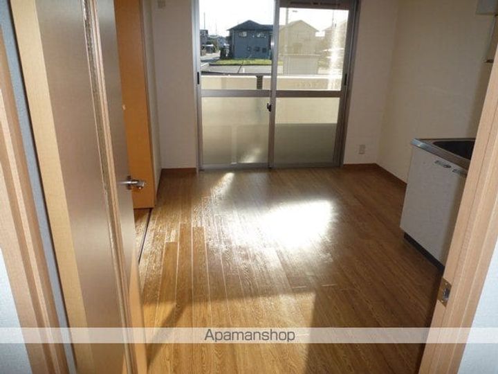 滋賀県蒲生郡日野町中道1丁目の賃貸マンションの居間