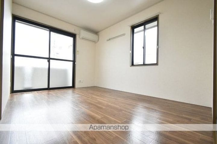 新潟県新潟市中央区女池3丁目の賃貸アパートの居間