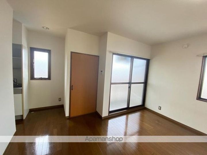 香川県高松市扇町3丁目の賃貸マンションの居間